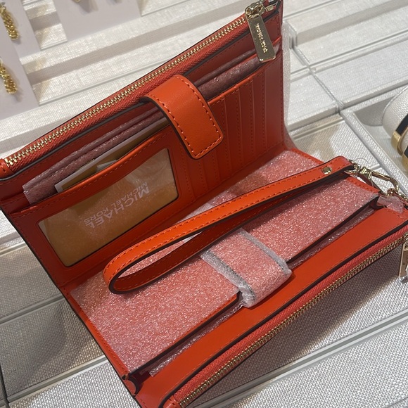 Michael Kors Jet Set Lg Ombré Signature Logo Double Zip Wallet Wristlet
RED - Picture 14 of 16